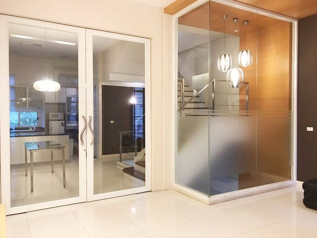 ให้เช่าทาวโฮมใกล้จุดขึ้นลงทางด่วนศรีวรา บ้านกลางเมืองโครงการพระรามเก้า-ลาดพร้าว บ้าน 4 ชั้นหลังมุม ย่านเลียบทางด่วนเอกมัย-รามอินทรา