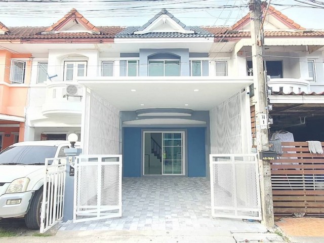 รหัสทรัพย์Mon A002083ทาวน์เฮาส์ 2 ชั้น หมู่บ้าน เมืองประชา ซอยหทัยราษฎร์ 37 คลองสามวา กรุงเทพฯ  ใกล้ แฟชั่นไอส์แลนด์ ซาฟารีเวิลด์ เลียบคลองสอง ทางด่วนจตุโชติ วงแหวนรอบนอก กาญจนาภิเษก- ขนาดที่ดิน 16 ตารางวา - ประกอบด้วย 2 ห้องนอน 2 ห้องน้ำ 1 รับแขก 1 ห้องครัวพร้อมเคาท์เตอร์- ด้านหลังต่อเติมครัว พร้อมเคาท์เตอร์ ด้านหน้ามีหลังคาโรงจอดรถสิ่งอำนวยความสะดวก- สนามเด็กเล่นพร้อ