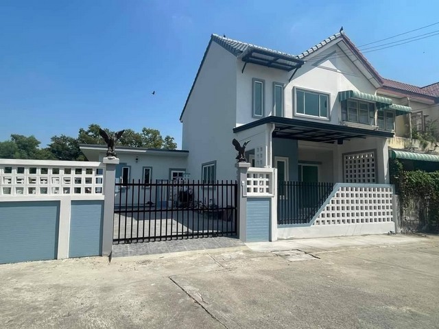 ทาวน์เฮ้าส์ 2 ชั้นหลังมุม  หมู่บ้านกิตติชัยวิลล่า10  เนื้อที่ 50  ตรว 3 นอน 2 น้ำ มีบ้านเล็ก 1 หลัง ใส่ใจในการรีโนเวท ทุกจุดทุกมุม ราคาถูก เหมือนได้บ้านเดี่ยวรายละเอียดเพิ่มเติม /การต่อเติม : ทาสีใหม่ ต่อเติมโรงจอดรถ เคาว์เตอร์ครัว ลงเข็มพื้นครัว สุขภัณฑ์ใหม่ เดินไฟใหม่ทั้งหลัง‼️จุดเด่นอสังหาริมทรัพย์ : บ้านรีโนเวทใหม่ ต่อเติมครัว พร้อมเข้าอยู่ เดินทางสะดวกเข้