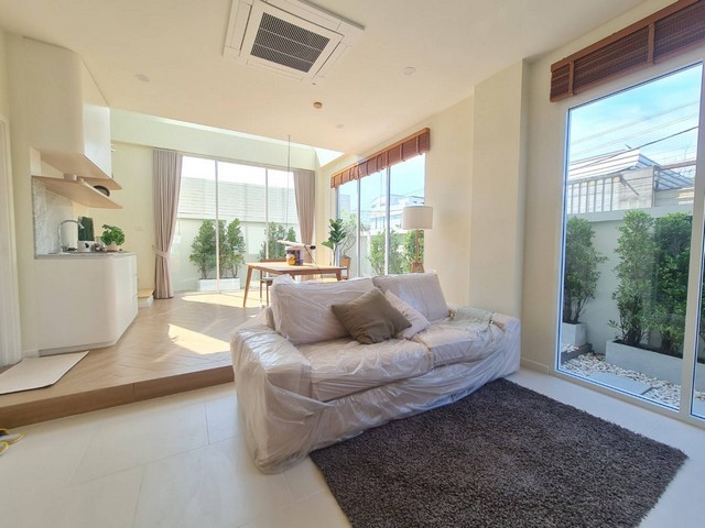 รหัสC5884 ขายทาวน์โฮม 3ชั้น ลาดพร้าว 71 นาคนิวาส สังคมสงเคราะห์ ใกล้ CENTRAL EASTVILLE**ขาย**ราคาขาย 7,900,000 บาทค่าธรรมเนียมการโอนคนละครึ่ง ภาษีทั้งหมดเจ้าของรับผิดชอบโทร : 095-823 9789 คิทLine id : candy.456Line Add Friend : https://line.me/ti/p/rHhjrvhm_zโทร : 091-782 8924 ต้นLine : seng.456Line Add Friend : https://line.me/ti/p/iHsUxP2IlTทาวน์โฮม 3ชั้น ลาดพร้าว 71 นาคนิวาส สังคมสงเคราะห์ ใกล้ CENTRAL EASTVILLEขนาดที่ดิน 20 ตารางวา  พื้นที่ใช้สอย 182 ตารางเมตร3 ห้องนอน 3 ห้องน้ำ2 ที่จอดรถในบ้านดี