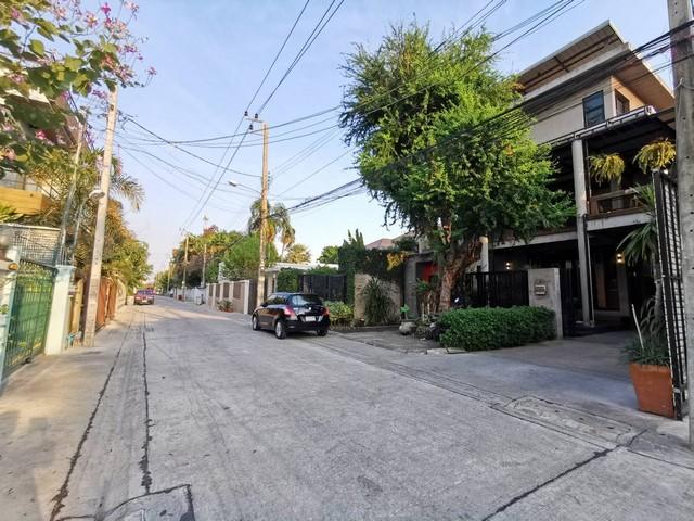 รหัส# KO935 ขายบ้านเดี่ยว 3 ชั้น 122 ตร.ว. ย่านลาดพร้าว สุทธิสาร รัชดา ใกล้ MRT ลาดพร้าว 71 MRTสุทธิสาร เลียบด่วน*** ราคาขาย 21 ล้านบาท บ้านเดี่ยว 3 ชั้น ย่านลาดพร้าว สุทธิสาร รัชดา ใกล้ MRT ลาดพร้าว71  เนื้อที่ 122 ตารางวา พื้นที่ใช้สอย 500 ตารางเมตร 2 หลัง 6 ห้องนอน 6 ห้องน้ำบ้าน 2 หลังอยู่ในเนื้อที่เดียวกัน- อาคารหน้าเป็นสตูดิโอออฟฟิส- อาคารหลังเป็นบ้าน มีพื้นที่ส่วนกลางเชื่อมกัน มีบ่อป