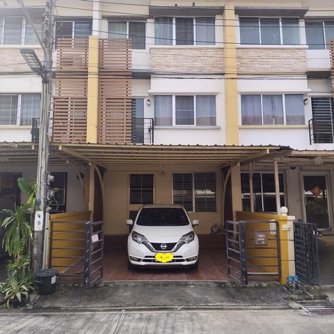 รหัส# TO840 ขายทาวน โฮม 3 ชั้น 20.4 ตรว. ลาดพร้าว 101 ทะลุโพธิ์แก้ว ขายพร้อมเฟอร์นิเจอร์พร้อมอยู่ เดินทางสะดวก เข้าออกได้หลายทาง นวมินทร์ เลียบด่วน ลาดพร้าว 101*** ราคาขาย 4.29 ล้านบาท   ทาวน์โฮม 3 ชั้น ลาดพร้าว 101 ( ทะลุโพธิ์แก้ว )  ขนาด 20.4 ตารางวา พื้นที่ใช้สอย 145 ตารางเมตร  3 ห้องนอน3 ห้องน้ำ1 ห้องเอนกประสงค์ 1 ห้องเก็บของ1 ห้องครัว,1 ห้องรับแขกและพื้นที่รับประทานอาหาร ประตูรั้วรีโมทอ