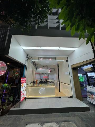 รหัส # PL1101 ให้เช่าอาคารพาณิชย์ 5 ชั้น 300 ตรม ติดถนนสุขุมวิท ใกล้ BTS ทองหล่อ เหมาะทำธุรกิจ คลินิก ร้านอาหาร*** ราคาเช่า 115,000 บาท/เดือน อาคารพาณิชย์ 5 ชั้น ติดถนนสุขุมวิท ใกล้ BTS ทองหล่อ  พื้นที่ใช้สอย 300 ตรม. 2 ห้องนอน 4 ห้องน้ำ ตกแต่งแล้ว เหมาะหลากหลายธุรกิจ เช่น คลินิก ร้านอาหาร หรืออื่นๆ ทำเลเดินทางสะดวก อยู่ในย่านธุรกิจ ห่างจากบันไดทางลงบีทีเอสทองหล่อเพียง 290 เมตร *** ราคาเ