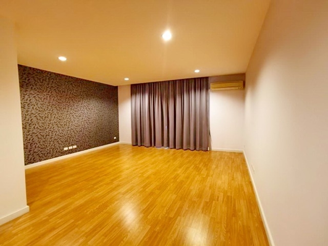 พระราม3 สาธุประดิษฐ์ 20-26 BRT ถนนจันทน์ 24ตรว. 290ตรม. 4นอน ทาวน์เฮ้าส์ 4ชั้น เลี้ยงสัตว์ 3น้ำ 2จอดรถ 4แอร์