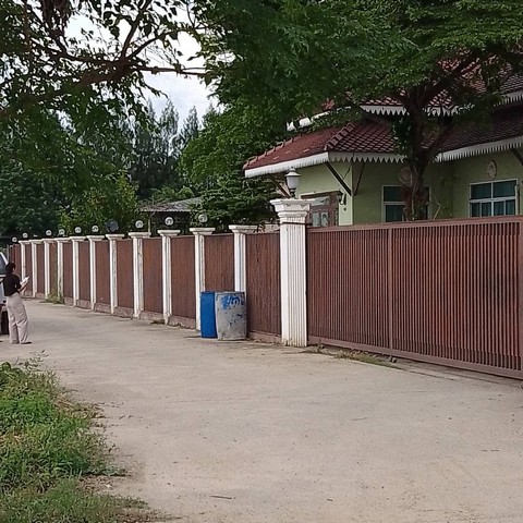 ขายด่วน โรงงานอุตสาหกรรม  มีใบอนุญาตประกอบกิจการ รง.4 อำเภอกำแพงแสน ตำบลทุ่งลูกนก จ.นครปฐม เนื้อที่ 3 ไร่  โรงงาน 2ไร่ ที่ดินว่างพร้อมขยาย 1ไร่ สิ่งปลูกสร้าง บ้านพักตากอากาศ 1หลัง 2ห้องนอน 2ห้องน้ำ และ ห้องครัว              สำนักงาน 1หลังOffice 1ห้องน้ำ ที่จอดรถ มีบ้านพักคนงาน 10ห้อง  ระบบสาธารณูปโภค  ไฟฟ้า 3 สายเพศ ไม่ต้องเสียค่าน้ำ ใช้น้ำระบบ บาดาล น้ำบาดาล ใส สะอาด ติดตั้งเครื