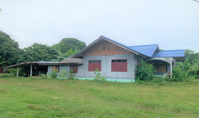 รายละเอียดเพิ่มเติมCode ID : PKK02-12181ราคาขาย        1,599,000 บาท- ขนาดพื้นที่ :   640 ตร.ว (1 ไร่ / 2 งาน / 40 ตร.ว) - พื้นที่ใช้สอย :    144 ตร.ม- จำนวนห้อง :   2 ห้องนอน 1 ห้องน้ำ - จอดรถ :          1 คัน- บ้านเดี่ยว :  1 ชั้น- บ้านเดี่ยวหันทางทิศ :- อายุอาคาร :   14 ปีพิกัดทรัพย์ :     https://maps.app.goo.gl/MnMart3GWdgUGUMDAสถานที่ใกล้เคียง- ใกล้โลตัส โกเฟรช คำชะอี - ใกล้โรงพยาบาลส่งเสริมสุขภาพตำบลเหล่าสร้างถ่อ- ใกล้โรงเรียนบ้านเหล่าสร้างถ่อ- ใกล้ว