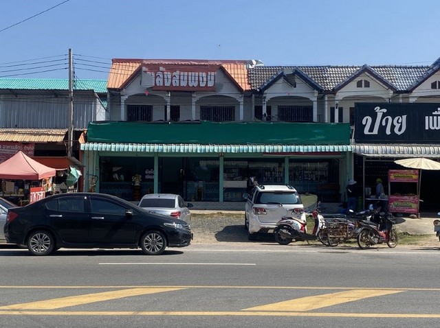 รายละเอียดเพิ่มเติมCode ID :  PKK04-02321ราคาขาย      7,500,000 บาท- ขนาดพื้นที่ :   78 ตร.ว - พื้นที่ใช้สอย :    - ตร.ม- จำนวนห้อง :  - ห้องนอน - ห้องน้ำ - จอดรถ :    1 คัน- อาคารพาณิชย์ :     2 ชั้น- อาคารพาณิชย์หันทางทิศ :- อายุอาคาร :      - ปีพิกัดทรัพย์ :    https://maps.app.goo.gl/wAo5FJpraGGXRfdaAสถานที่ใกล้เคียง- ใกล้โลตัส โกเฟรช ยางสีสุราช มหาสารคาม                 - ใกล้ซีเจ ซูเปอร์มาร์เก็ต สาขายางสีสุราช- ใกล้โรงพยาบาลยางสีสุราช- ใกล้วัดบ้านห