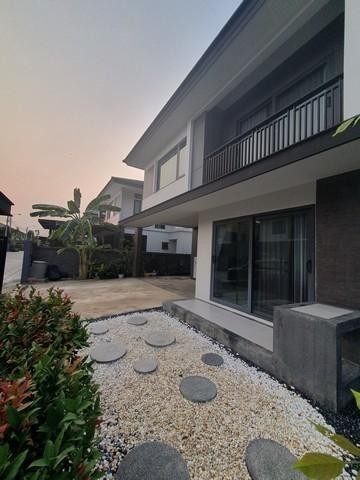 PT12 ขายบ้านเดี่ยว โครงการ บริทาเนีย บางนา กม.12 Britania Bangna KM.12 เดินทางสะดวก ใกล้เมกกะบางนา ทิศใต้ ซ.สุขาภิบาล 6 ต.บางพลีใหญ่ อ.บางพลี จ.สมุทรปราการราคาขาย 6,490,000 บาทติดต่อ คุณช่อผกา 0616198565 LINE 0616198565บ้านเดี่ยว 2 ชั้น โครงการบริทาเนีย บางนา กม.12 หมู่บ้านดี เพื่อนบ้านน่ารักเนื้อที่ : 50.6 ตารางวา พื้นที่ใช้สอย : 130 ตารางเมตร3 ห้องนอน 3 ห้องน้ำ1 ห้องรับแขก 1 ห้องทำงาน 2 ห้องครัวจอดรถได้ : 2 คันทิศ : 