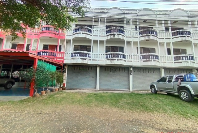 รายละเอียดเพิ่มเติมCode ID :  PKK04-04005ราคาขาย      3,061,000 บาท- ขนาดพื้นที่ :   40 ตร.ว- พื้นที่ใช้สอย :    264 ตร.ม- จำนวนห้อง :   - ห้องนอน 4 ห้องน้ำ (2 คูหา)- จอดรถ :    1 คัน- อาคารพาณิชย์ :     3 ชั้น- อาคารพาณิชย์หันทางทิศ :- อายุอาคาร :      14 ปีพิกัดทรัพย์ :    https://maps.app.goo.gl/qRFViaRhnMpyyvL76สถานที่ใกล้เคียง- ใกล้ตลาดนัดคลองถมบรบือ                   - ใกล้ซีเจ มอร์ สาขาโรงพยาบาลบรบือ- ใกล้บิ๊กซี มาร์เก็ต บรบือ- ใกล้โลตัส บรบือ สอบถามเพิ