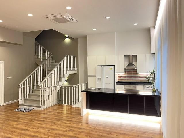 PT12 ให้เช่า โฮมออฟฟิศ 3.5 ชั้น 2 คูหา 425 ตรม. บ้านกลางกรุง แกรนด์เวียนนา พระราม 3 Baan Klangkrung Grande Vienna Rama 3 ตกแต่งใหม่ทั้งหลัง เดินทางสะดวก ใกล้สาทร สีลม Central rama3 ถ.พระราม 3 บางโพงพาง ยานนาวา กรุงเทพราคาเช่า 135,000 บาท/เดือนติดต่อ คุณช่อผกา 0616198565 LINE 0616198565โฮมออฟฟิศ 3.5 ชั้น 2 คูหาทะลุติดกัน บ้านกลางกรุงแกรนด์เวียนนา พระราม3หน้ากว้าง 11 เมตรพื้นที่ใช้สอยกว้างขวาง 425 ตรม.5 ห้องนอน 6 ห้องน้ำ2 ห้องครัวห้อ