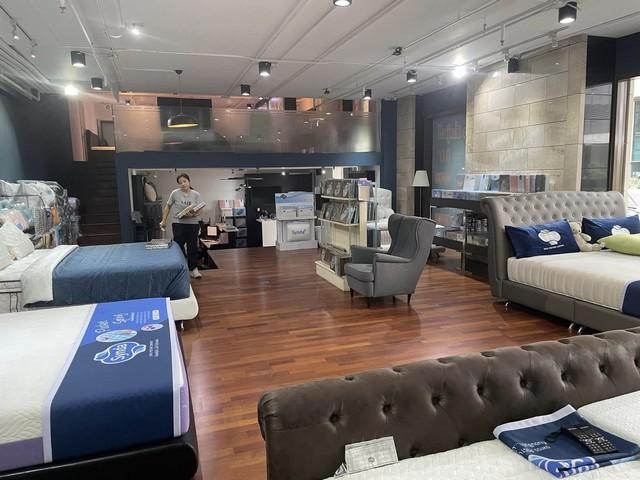 PT12 ให้เช่า พื้นที่ชั้น 1 อาคาร The emprio place พื้นที่ 220 ตรม. ติดถนน ซอยสุขุมวิท 24 ใกล้ BTS พร้อมพงษ์ ทำเลดี เดินทางสะดวก*** ราคาเช่า 150,000 บาท/เดือนติดต่อ คุณช่อผกา 0616198565 LINE 0616198565พื้นที่ชั้น 1 อาคาร The emprio place ติดถนนซอยสุขุมวิท 24 ใกล้ BTS พร้อมพงษ์พื้นที่ 220 ตรม.ติดถนนซอยสุขุมวิท 24ใกล้ BTS พร้อมพงษ์เหมาะสำหรับทำ โชว์รูม ร้านกาแฟ ร้านสะดวกซื้อ ออฟฟิศ คลีนิคเสริมความงาม ฯลฯที่ตั้ง : ซ.สุขุมวิท 24 แข