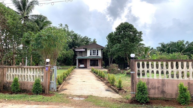 ขายบ้าน 2ชั้น พร้อมที่ดิน ตำบลบางม่วง อำเภอตะกั่วป่า จังหวัดพังงา บ้านพร้อมอยู่ พร้อมเฟอร์นิเจอร์4 ห้องนอน  2 ห้องน้ำ ครัวต่อเติมพร้อมที่ดิน 2 ไร่ 2 งาน 69 ตารางวาซอยวนศาสตร์ มหาวิทยาลัยเกษตรศาสตร์ ตรงข้ามหาดทิพย์(โค้ก) เจ้าของขายเองสถานที่ใกล้เคียงโรงเรียนตะกั่วป่าเสนานุกูล โรงพยาบาลตะกั่วป่า อบต.บางม่วง CanCozy Villa ห่างถนนเพชรเกษมเพียง 90 เมตร.ห่างตัวเมืองตะกั่ว