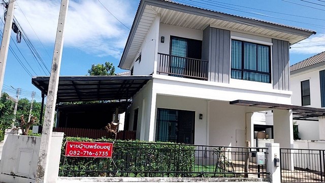 ขายบ้านโมดิวิลล่า ลาดกระบัง-สุวรรณภูมิ  45.8 ตารางวา  141 ตารางเมตร  ราคา 4.3 ล้าน  โครงการพร๊อพเพอตี้เพอร์เฟคบ้าน หลังมุมติดถนนเมนหลักของหมู่บ้าน  มองเห็นสวน  ลมพัดผ่านตลอด   3ห้องนอน 2ห้องน้ำ  2 ที่จอดรถ  ฟรีปั๊มน้ำมิตซู (เพิ่งซื้อใหม่)ฟรีแท้งน้ำ ฉีดกันปลวก  ฟรีเฟอร์นิเจอร์ ของ SB , Index โซฟา ชุดโต๊ะทานข้าว ตู้เย็น เครื่องกรองน้ำ ห้องนอน 2 ห้องชั้น 2 ฟรีโต๊ะเครื่องแป้ง ตู้เส