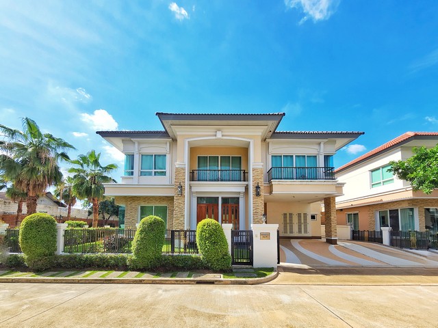 ขายด่วน แกรนด์ บางกอก บูเลอวาร์ด สาทร  บ้านเดี่ยว หรู 2 ชั้น สไตล์ Modern Luxuryสนใจสอบถามรายละเอียด/นัดชมบ้านรายละเอียดบ้าน-บ้านเดี่ยว 2 ชั้น  ขนาดที่ดิน 80.3 ตรว.-พื้นที่ใช้สอย 348 ตรม.-4 ห้องนอน 5 ห้องน้ำ 1 ห้องครัว และ 1ห้องแม่บ้าน+1ห้องน้ำแยกส่วน และ 3 ที่จอดรถ-โซนหน้าบ้านเป็นแปลงมุม ต้นโครงการ และใกล้คลับเฮ้าส์-ชั้นล่างเป็นโซนห้องรับแขก และ 1 ห้องเอนกประสงค์ สามารถเป็นห้องน