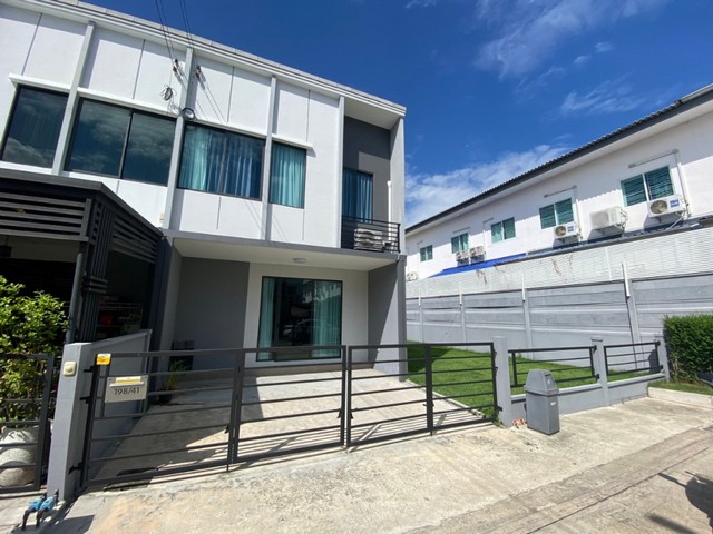 HU3785Town Home For Sale  :  Pleno Donmueang-Songpraphaขายทาวน์โฮม  :  พลีโน่ ดอนเมือง-สรงประภาที่ตั้ง :   ซอยสรงประภา 30 แขวงสีกัน เขตดอนเมือง กรุงเทพมหานคร 10210Sale :  5,500,000 THB AREA   :  36.90  sq.wa - sq.m.TYPE   :  3 Bedroom   2 Bathroom   2 stoeryรายละเอียดทรัพย์ทาวน์โฮมโซนหน้าโครงการ ติดถนนเมนบ้านโปร่ง โล่ง ลมเย็นเค้าเตอร์ครัว + บิ้วอินตู้เย็น + เตาอบ + เครื่องดูดอากาศผ้าม่าน มู่ลี่ทั้งหลังสนามหญ้าข้างบ้าน ขนาดพื้นที่เท่าตัวอาคารบ้านที่จอดรถ 2 