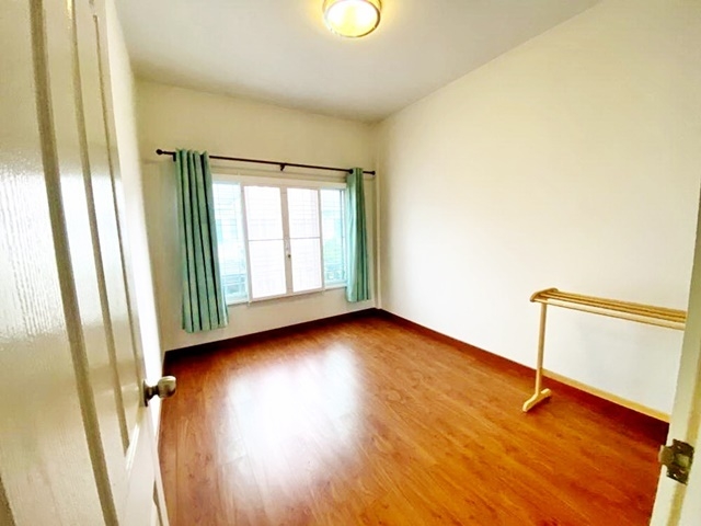 ตลาดนกฮูก เซนทรัล รัตนาธิเบศร์ MRT สะพานพระนั่งเกล้า ทาวน์โฮม2ชั้น 22ตรว  145ตรม. 3นอน 2น้ำ 2จอดรถ 3แอร์