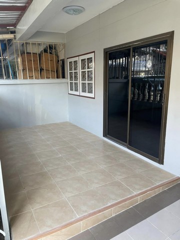 ขายทาวเฮ้าส์ 2 ชั้น 21 ตรว. ลาดพร้าววังหิน 65 หน้ากว้าง 7 เมตร  แพดานสูง 2.8 เมตร โปร่งสบาย Renovate ใหม่ ใกล้โลตัสวังหิน, Plaza Lagoon