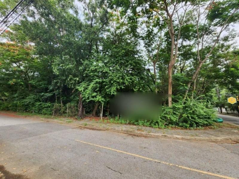 ขายที่ดินเปล่า หมู่บ้านนวธานีเสรีไทย ถนนเสรีไทย ขนาด 1-0-63 ไร่  ที่ดินหันหน้าทางทิศใต้ แปลงมุม ใกล้ทางขึ้น ลงมอเตอร์เวย์ แขวงรามอินทรา