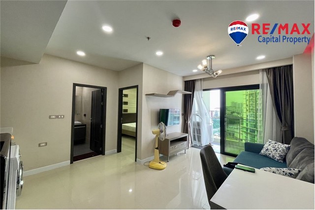 ขอแนะนำอัญมณีหนึ่งห้องนอนที่น่าทึ่งที่ดุสิตแกรนด์คอนโดวิวจอมเทียน ที่พักสุดพิเศษขนาด 35 ตารางเมตรนี้ตั้งอยู่บนชั้น 8 มองเห็นวิวทะเลแบบพาโนรามาอันน่าหลงใหลที่จะทำให้คุณแทบหยุดหายใจด้วยทำเลที่ตั้งที่ดีเยี่ยมและทิวทัศน์ที่น่าทึ่ง คอนโดนี้จึงเป็นสิ่งที่ดีเลิศของการใช้ชีวิตหรูหราริมทะเล ห้องพักมีรูปแบบหนึ่งห้องนอนที่ได้รับการออกแบบอย่างพิถีพิถ