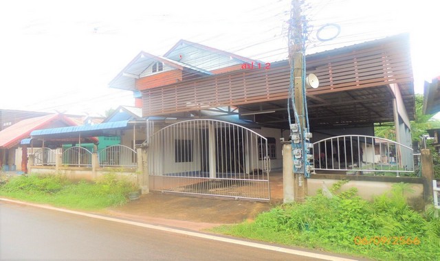 รายละเอียดเพิ่มเติมCode ID : PKK02-15769ราคาขาย       1,834,000 บาท- ขนาดพื้นที่ :  77 ตร.ว - พื้นที่ใช้สอย :   306.75 ตร.ม- จำนวนห้อง :   2 ห้องนอน 2 ห้องน้ำ- จอดรถ :    1-2 คัน- บ้านเดี่ยว : 2 ชั้น- บ้านเดี่ยวหันทางทิศ :- อายุอาคาร : 13 ปีพิกัดทรัพย์ : https://maps.app.goo.gl/88BZXDZwAna4pYzV6สถานที่ใกล้เคียง- ใกล้วัดศรีบุญเรือง- ใกล้โรงเรียนบ้านคำน้ำสร้าง- ใกล้วัดคำหนองยาง- ใกล้วัดป่าทรายทองสอบถามเพิ่มเติม/นัดชมโทร. 097-419-5982(พลอย)โทร. 096-932-4624(อ