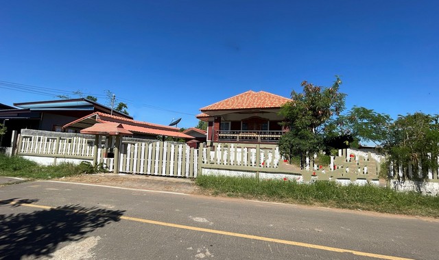 รายละเอียดเพิ่มเติมCode ID :   PKK02-14865ราคาขาย       3,724,000 บาท- ขนาดพื้นที่ :  138 ตร.ว (1 งาน / 38 ตร.ว)- พื้นที่ใช้สอย :    284.54 ตร.ม- จำนวนห้อง :  4 ห้องนอน 4 ห้องน้ำ- จอดรถ :        1-2 คัน- บ้านเดี่ยว :    2 ชั้น- บ้านเดี่ยวหันทางทิศ :- อายุอาคาร :    8 ปีพิกัดทรัพย์   :   https://maps.app.goo.gl/DyMCaQ6t32tcq4Eu7สถานที่ใกล้เคียง- ใกล้วัดป่าดอนธาตุ- ใกล้โรงเรียนบ้านบ่อบึงโพนจาน- ใกล้โรงเรียนบ้านโพนแบง- ใกล้โรงพยาบาลส่งเสริมสุขภาพตำบลตำบลบ้