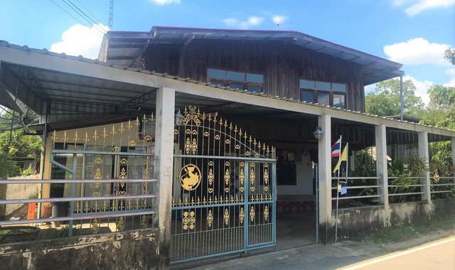 รายละเอียดเพิ่มเติมCode ID :   PKK02-15006ราคาขาย       1,369,000 บาท- ขนาดพื้นที่ :  104 ตร.ว (1 งาน / 4 ตร.ว)- พื้นที่ใช้สอย :   307 ตร.ม- จำนวนห้อง :  2 ห้องนอน 1 ห้องน้ำ- จอดรถ :        1 คัน- บ้านครึ่งตึกครึ่งไม้ :     2 ชั้น- บ้านครึ่งตึกครึ่งไม้หันทางทิศ :- อายุอาคาร :    14 ปีพิกัดทรัพย์ :     https://maps.app.goo.gl/vf9YNg3EjAMU5zwt9สถานที่ใกล้เคียง- ใกล้บิ๊กซี ซูเปอร์เซ็นเตอร์ ยโสธร- ใกล้โรงเรียนบ้านเดิด- ใกล้วัดบ้านเชือก- ใกล้โรงเรียนดู่ทุ่