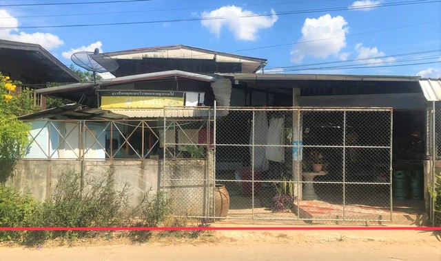 รายละเอียดเพิ่มเติมCode ID :   PKK02-14772ราคาขาย       921,000 บาท- ขนาดพื้นที่ :  79 ตร.ว - พื้นที่ใช้สอย :   249 ตร.ม- จำนวนห้อง :  1 ห้องนอน - ห้องน้ำ- จอดรถ :        1 คัน- บ้านครึ่งตึกครึ่งไม้ :     2 ชั้น- บ้านครึ่งตึกครึ่งไม้หันทางทิศ :- อายุอาคาร :    26 ปีพิกัดทรัพย์ :     https://maps.app.goo.gl/QNovL61ZaCjwuLcy7สถานที่ใกล้เคียง- ใกล้โลตัส ยโสธร- ใกล้บิ๊กซี ซูเปอร์เซ็นเตอร์ ยโสธร - ใกล้โลตัส โกเฟรช ทรายมูล ยโสธร- ใกล้บิ๊กซีมินิตลาดเทศบ