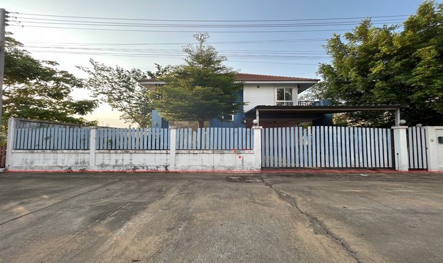 รายละเอียดเพิ่มเติมCode ID : PKK02-12502ราคาขาย    3,026,000 บาท- ขนาดพื้นที่ :  117.20 ตร.ว (1 งาน / 17.20 ตร.ว)- พื้นที่ใช้สอย :   216 ตร.ม- จำนวนห้อง :  5 ห้องนอน 3 ห้องน้ำ- จอดรถ :    1-2 คัน- บ้านเดี่ยว :    2 ชั้น- บ้านเดี่ยวหันทางทิศ :- อายุอาคาร : 10 ปีพิกัดทรัพย์ :    https://maps.app.goo.gl/WMJWQUWiUErkEWmf9สถานที่ใกล้เคียง- ใกล้แม็คโคร ยโสธร- ใกล้โลตัส โกเฟรช ยโสธร- ใกล้บิ๊กซีมินิ ตลาดเทศบาล 1 ยโสธร- ใกล้ซีเจ มอร์ สาขาหน้าโรงพยาบาลยโสธรสอบถา