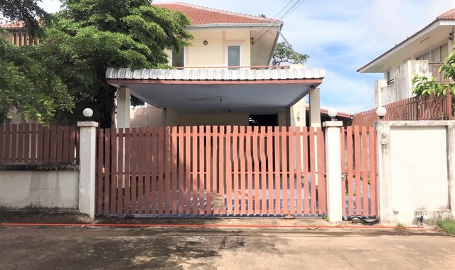 รายละเอียดเพิ่มเติมCode ID : PKK02-10572ราคาขาย        2,649,000 บาท- ขนาดพื้นที่ :   104.90 ตร.ว (1 งาน / 4.90 ตร.ว)- พื้นที่ใช้สอย :    191.75 ตร.ม- จำนวนห้อง :  3 ห้องนอน 3 ห้องน้ำ - จอดรถ :        1-2 คัน- บ้านเดี่ยว :    2 ชั้น- บ้านเดี่ยวหันทางทิศ :- อายุอาคาร :   11 ปีพิกัดทรัพย์ :    https://maps.app.goo.gl/HV2TDuwzwRYZ6Hyx5สถานที่ใกล้เคียง- ใกล้แม็คโคร ยโสธร- ใกล้โลตัส โกเฟรช ยโสธร- ใกล้บิ๊กซี ซูเปอร์เซ็นเตอร์ ยโสธร - ใกล้บิ๊กซีมินิ ตลาดเทศบาล1ยโสธรสอบถ