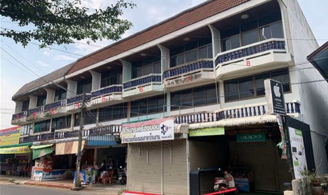 รายละเอียดเพิ่มเติมCode ID : PKK04-05901ราคาขาย        2,538,000 บาท- ขนาดพื้นที่ :   27 ตร.ว - พื้นที่ใช้สอย :    232 ตร.ม- จำนวนห้อง :  2 ห้องนอน 3 ห้องน้ำ - จอดรถ :        1 คัน- อาคารพาณิชย์ :    3 ชั้น- อาคารพาณิชย์หันทางทิศ :- อายุอาคาร :   30 ปีพิกัดทรัพย์ :     https://maps.app.goo.gl/FcSGefLf5fXuzCbj8สถานที่ใกล้เคียง- ใกล้มินิบิ๊กซี หอแก้วมุกดาหาร- ใกล้โลตัส โกเฟรซ ตลาดเทศบาล 1- ใกล้โลตัส มุกดาหาร - ใกล้มินิบิ๊กชี สาขาถนนพิทักษ์พนมเขตสอบถา