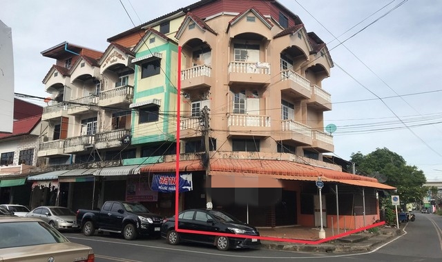 รายละเอียดเพิ่มเติมCode ID : PKK04-05817ราคาขาย        5,286,000 บาท- ขนาดพื้นที่ :  29.30 ตร.ว - พื้นที่ใช้สอย :    276 ตร.ม- จำนวนห้อง :   5 ห้องนอน 4 ห้องน้ำ (มีชั้นลอยและดาดฟ้า, 2 คูหา) - จอดรถ :        1 คัน- อาคารพาณิชย์ :    3 ชั้น- อาคารพาณิชย์หันทางทิศ :- อายุอาคาร :   30 ปีพิกัดทรัพย์ :     https://maps.app.goo.gl/TFS1jaLfNCbNQzgx7สถานที่ใกล้เคียง- ใกล้มินิบิ๊กซี หอแก้วมุกดาหาร- ใกล้โลตัส โกเฟรซ ตลาดเทศบาล 1- ใกล้โลตัส มุกดาหาร - ใกล้มินิบิ๊กชี