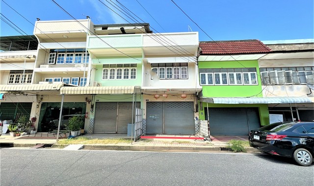 รายละเอียดเพิ่มเติมCode ID : PKK04-05243ราคาขาย        3,042,000 บาท- ขนาดพื้นที่ :  22 ตร.ว - พื้นที่ใช้สอย :    189 ตร.ม- จำนวนห้อง :   3 ห้องนอน 2 ห้องน้ำ (มีดาดฟ้า) - จอดรถ :         1 คัน- อาคารพาณิชย์ :    2 ชั้น- อาคารพาณิชย์หันทางทิศ :- อายุอาคาร :   46 ปีพิกัดทรัพย์ :     https://maps.app.goo.gl/74swRjWyhzp1R5XPAสถานที่ใกล้เคียง- ใกล้โลตัส โกเฟรซ ตลาดเทศบาล 1- ใกล้มินิบิ๊กชี สาขาถนนพิทักษ์พนมเขต - ใกล้โลตัส มุกดาหาร - ใกล้บิ๊กซี ซูเปอร์เซ็นเต