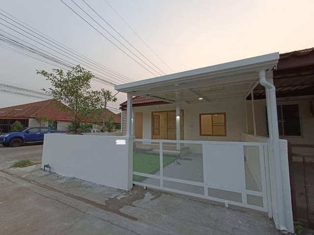 HU3794Town House For Sale  :  Ekwatanaขายทาวน์เฮ้าส์  :  หมู่บ้านเอกวัฒนาที่ตั้ง :   ถนนพุทธมณฑล สาย 4 ตำบลอ้อมน้อย อำเภอกระทุ่มแบน สมุทรสาคร 74130Sale :  2,680,000 THB AREA   :  28.00  sq.wa - sq.m.TYPE   :  2 Bedroom   1 Bathroom   1 stoeryรายละเอียดทรัพย์ทาวน์เฮาส์ หลังมุม ทำเลดีมาก รีโนเวทใหม่ ให้อารมณ์บ้านเดี่ยวที่จอดรถ 1 คัน สถานที่สำคัญใกล้เคียงเดอะ โฟร์ท สาย 4แม็คโคร อ้อมน้อยสนามหลวง 2มหาวิทยาลัยธนบุรีโรงพยาบาลวิชัยเวช หนองแขมพิกัดทรัพ