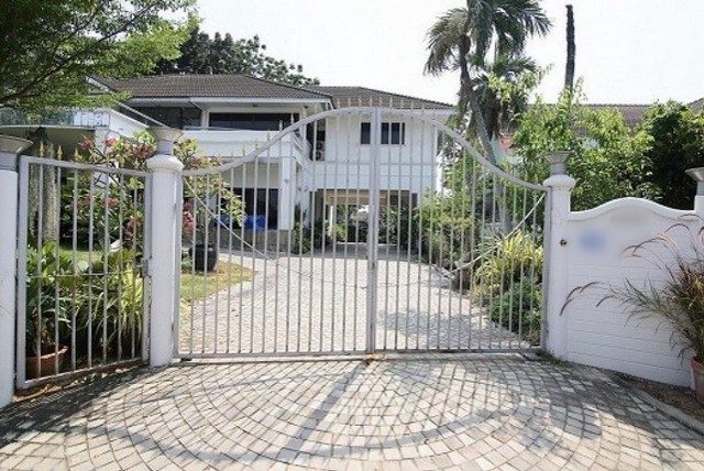 AP102830,800,000 Bath ขายบ้านเดี่ยวโครงการ : หมู่บ้านชวนชื่น พาร์ควิลล์ที่ตั้งทรัพย์ :  ซอยกาญจนาภิเษก 15 ถนนกาญจนาภิเษก แขวงศาลาธรรมสพน์ เขตทวีวัฒนา กรุงเทพมหานคร 10170พื้นที่ 376.70 ตร.ว (3 งาน / 76.70 ตร.ว)4 ห้องนอน 4 ห้องน้ำ จอดรถ 5 คันจุดเด่นทรัพย์บ้านเดี่ยวหลังใหญ่ 2 ชั้น ติดทะเลสาบพื้นที่ส่วนกลางกว้างขวาง สะอาด สงบ ที่ดินกว้าง ต่อเติมได้สถานที่สำคัญใกล้เคียงเดอะพาซิโอ พาร์ค, สายใต้