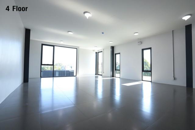 ให้เช่าโกดังพร้อมโฮมออฟฟิศ ย่านเลียบด่วน ลาดพร้าว ทาวน์อินทาวน์ใกล้เลียบด่วนเอกมัย-รามอินทรา ทาวน์อินทาวน์ราคาเช่า 180,000 บาท ( สัญญาขั้นต่ำ 3 ปี ประกัน 2 เดือน ล่วงหน้า 1 เดือน )ที่ตั้ง ถนนศรีวรา ซอยทาวน์อินทาวน์ 11 แขวงพลับพลา เขตวังทองหลาง กรุงเทพฯติดต่อ : คุณภัสพงณ์ 063-409-8164Line : deedaa23เหมาะสำหรับ ออฟฟิศที่ต้องการมีคลังสินค้า / ศูนย์กระจายสินค้า /ศูนย์คัดแยกสินค้า / บริษ�