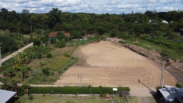 ขายที่ดิน ใกล้ดอยอินทนนท์ จ.เชียงใหม่สถานที่ตั้ง อ.จอมทอง ดอยอินทนนท์ จำนวน : 2 ไร่ 2 งาน 50 ตร.ว.ราคาขาย : 3,500,000.-/ยกเเปลงเอกสาร : โฉนดพร้อมโอน กู้ธนาคารได้ .รายละเอียดที่ดิน : ที่ดินปรับถมเรียบร้อย หน้ากว้างที่ดินประมาณ 67 ม. ด้านข้างและหลังติดลำน้ำ น้ำไหลผ่านดีตลอดปี.สิ่งอำนวยความสะดวก : ไฟฟ้า /น้ำ /ที่ดินติดถนนลาดยาง.สถานที่ใกล้เคียง : มณฑาทิพย์ รีสอร์ท เทศบาลบ้านหลวง