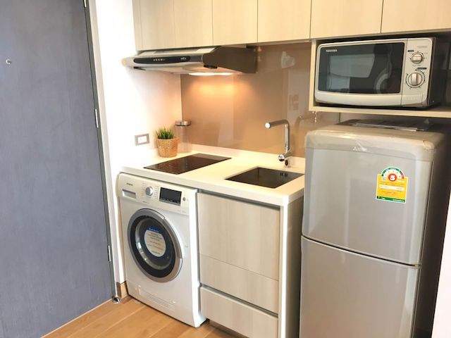 The Lumpini 24 is private, safe, peaceful, 16th floor, BTS Phrom Phong.***Service for selling/renting houses, condos and giving advice. If interested, contact at any time***Interested in additional details or pictures or making an appointment to see the room?Contact Ekachai (Aui)T. 089-799-5598Line ID: @auiauiaui001 (add @ in front)Room type: 1 bedroom, 1 bathroomSize 26.22 sq m., 16th floorNew, clean room, beautifully decorated, ready to move in.details-------------------------------------------------- ------------Rental price: 22,000 baht/month-------------------------------------------------- ------------* Complete electrical appliances- Air conditioning- fridge- TV- washing machine-------------------------------------------------- ------------*Facilities worth using– Swimming pool, fitness, sauna– Security guard, project CCTV, Key Card door– Stream, garden- library– Others (parking building, lobby, playground)-------------------------------------------------- ------------*N