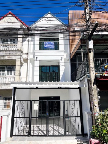 รหัส# TO852 ขายทาวน์โฮม 3 ชั้น 4 ห้องนอน หมู่บ้านชลดดา ซอยสายไหม 34 รีโนเวทเปลี่ยนโฉมใหม่ ใกล้ตลาดเอซีสายไหม*** ราคาขาย 2.99  ล้านบาท  ทาวน์โฮม 3 ชั้น หมู่บ้านชลดดา ซอยสายไหม 34 รีโนเวทเปลี่ยนโฉมใหม่ ขนาด 20 ตรว. 4 ห้องนอน3 ห้องน้ำ1 ห้องครัว พร้อมเคาท์เตอร์ และปูกระเบื้องเต็มปูพื้น SPC Clicklock อย่างดีลายไม้ทั้งหลังปรับปรุงใหม่ เปลี่ยนลุคให้ดู โปร่งโล่งสบายๆ ขาวๆสบายตาหน้ากว้าง 4 เม