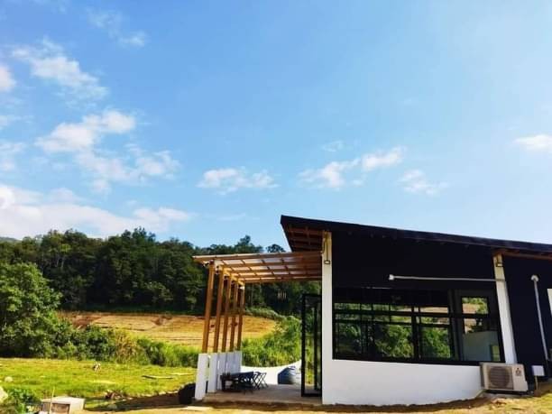 โซนปาย #ติดถนน ขาย 12 ล้าน 5 ไร่ 2 งาน 15 ตรว. #แม่ฮ่องสอน ห่างจากตัวเมืองปาย 8 กม. โอบล้อมด้วยขุนเขา และลำธาร มีน้ำไหลผ่านตลอด