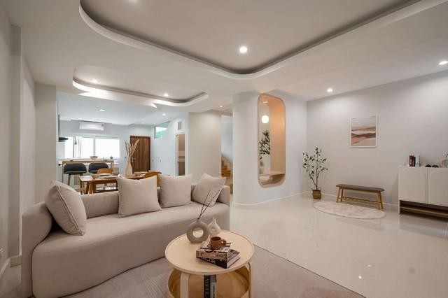PB3488 ขายทาวน์โฮม 2 ชั้น ซอยปรีดี พนมยงค์ ตกแต่งสวย สไตล์ Modern Minimal บ้าน รีโนเวทใหม่ทั้งหลังติดต่อ คุณบิว 081 252 3279 หรือ 061 619 8565ID line : 061 787 9691ราคา 17,290,000 บาทขนาด 39 ตารางวา 250 ตารางเมตร2 ห้องนอน 2 ห้องน้ำ 2 ที่จอดรถ 1 ห้องครัว 1 ห้องนั่งเล่น- สวนหลังบ้านขนาดใหญ่ พร้อมอ่างจากุซซี่ และพื้นที่พักผ่อน- ตกแต่งสไตล์ Modern Minimal- ห้องน้ำชั้น 2 พร้อมอ่างล่างหน้า his & hers- ตั้งอยู่ในย่านปรีดี สงบแต่เข้าถึงแหล่ง