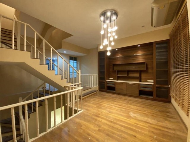 PB3482 ให้เช่าทาวน์โฮม 3 ชั้น โครงการ บ้านกลาง เมืองลาดพร้าว โยธินพัฒนา อยู่หลัง Central EastVille ใกล้ MRTสถานีลาดพร้าว71 สภาพบ้านใหม่