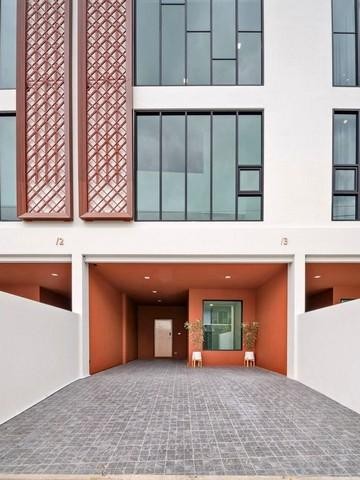 PB3481 ให้เช่าโฮมออฟฟิศ 3.5 ชั้น ซอยนาคนิวาส 37 โฮมออฟฟิศสร้างใหม่ใกล้รถไฟฟ้า MRT สถานีลาดพร้าว71ติดต่อ คุณบิว  0812523279 หรือ 0616198565ID line : 0617879691ราคาเช่า 50,000 บาท / เดือน (สัญญาขั้นต่ำ 1 ปี ประกัน 2 เดือน ล่วงหน้า 1 เดือน) **** ห้องกลาง ***ราคาขาย 10.9 ล้าน - 11.9 ล้านเนื้อที่ 21-26.4 ตร.ว. พื้นที่ใช้สอยรวม 225-235 ตร.ม. หน้ากว้าง 5 - 5.5 ม.จำนวน 3.5 ชั้น 2 ห้องนอน 2 พื้นที่อเนกประสงค์ 4 ห้องน้ำ จอดรถ 3 คันพร้อมเครื่องปรับอากาศ