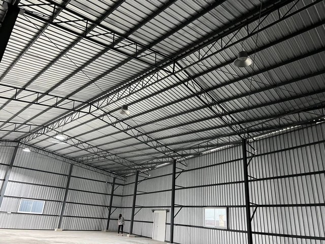 ให้เช่าโกดัง ขนาด 400-800 ตร.ม. เข้าได้ทั้งจากเส้นพระรามสอง บ้านแพ้ว และเศรษฐกิจ1 ถนนบางปลา ได้อย่างสะดวก