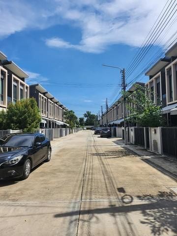 PT12 ให้เช่าทาวน์โฮม พลีโน่ สุขุมวิท - บางนา Pleno Sukhumvit - Bangna ใกล้เมกะบางนา ถนนบัวนครินทร์ ตำบลบางพลี อำเภอบางแก้ว จังหวัดสมุทรปราการราคาเช่า: 22,000 บาท/เดือน ประกัน 2 เดือน ล่วงหน้า 1 เดือน สัญญา 1 ปีติดต่อ คุณช่อผกา 0616198565 LINE 0616198565ทาวน์โฮม 2 ชั้น โครงการพลีโน่ สุขุมวิท - บางนา Pleno Sukhumvit - Bangna หลังเมกะบางนาเนื้อที่ : 18 ตรว.3 ห้องนอน 2 ห้องน้ำ1 ห้องครัวหน้ากว้าง 5.50 เมตรรจอดรถในบ้านได้ 1 คัน หน้าบ้