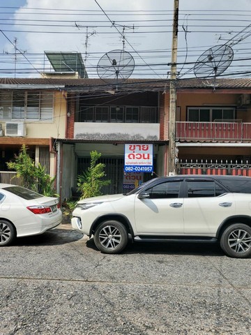 ขายทาวน์เฮ้าส์ 2 ชั้น652 หมู่บ้าน ฉัตรแก้ว( แฮปปี้แลนด์ ) ถนน แฮปปี้แลนด์ แขวง คลองจั่น เขต    บางกะปิ กรุงเทพมหานคร – เนื้อที่ 16 ตรว. พื้นที่ใช้สอย 140 ตรม.- ราคา 2,600,000  บาท- คุณปุ๊ก โทร. 0820241957 จุดเด่น/สถานที่ใกล้เคียง : - ร้านสะดวกซื้อ 7-Eleven - Kerry Express - โลตัส บางกะปิ - เเม็คโคร ลาดพร้าว - เดอะมอลล์บางกะปิ - การเคหะเเห่งชาติ - แฟลตคลองจั่น - ธนาคาร - สำนักงานเขตบางกะปิ - เรือโดยสารคลองแสนแสบ