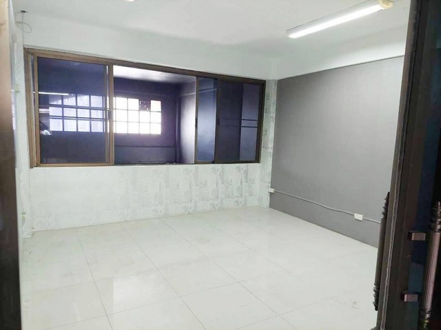 ให้เช่าอาคารพาณิชย์ 4.5 ชั้น ทำเลลาดพร้าว80/3 ทำเลดีอยู่หน้าหมู่บ้านใหญ่