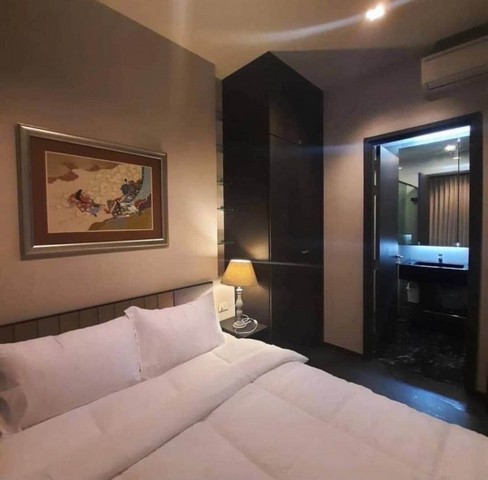 Edge Sukhumvit 23, nice, convenient, peaceful, 9th floor, BTS Asoke.***Service for selling/renting houses, condos and giving advice. If interested, contact at any time***Interested in additional details or pictures or making an appointment to see the room?Contact EkachaiT. 089-799-5598Line ID: @auiauiaui001 (add @ in front)-------------------------------------------------- ------------Room type: 1 bedroom, 1 bathroomSize 31 sq m., 9th floorClean room, beautifully decorated, ready to move in.details-------------------------------------------------- ------------Rental price: 23,000 baht per month-------------------------------------------------- ------------* furniture- wardrobe- Built-in kitchen- Bed with mattress- Sofa-------------------------------------------------- ------------*Nearby important places (Based on information from Google Map)- BTS Asoke- Terminal 21 : 300 m.- Emporium : 1 km.- Emquartier : 1 km.- Central World : 3.3 km.- Benjakitti Park: 2.9 km.- Bangkok Prep : 2 km.--