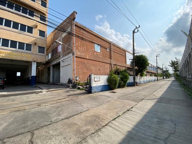 PB3504 ขายโรงงาน เนื้อที่ 2 ไร่ 3 งาน มีใบอนุญาติ รง.4 ซอยกิ่งแก้ว ใกล้ สนามบินติดต่อ คุณบิว 081 252 3279 หรือ 061 619 8565ID line : 061 787 9691ราคาขาย 85,000,000 บาทโรงงานพร้อมอาคารสำนักงาน 6 ชั้น มีใบอนุญาติ รง.4 ขนาดที่ดิน 2 ไร่ 3 งาน 07 ตรวพร้อมอาคารสำนักงาน 6 ชั้น ขนาด 2,226 ตรมอาคารโรงงานพื้นที่ใช้งานรวม 4,112 ตรม= ชั้นล่างขนาด 2,952 ตรม ( 36ม x 82 ม) พื้นขั้นล่างรับน้ำหนักได้ 1 ตัน/ตรม,= ชั้น 2 ขนาด 1,160 ตรม พื้นรับน้ำหนักได้ 500