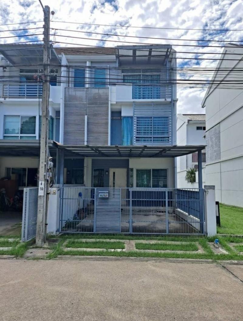 ให้เช่า ทาวน์โฮม 3 ชั้น ทำเลกรุงเทพกรีฑา โครงการบ้านใหม่ พระราม9-ศรีนครินทร์ ที่ดิน 20 ตรว.พื้นที่ใช้สอย 150 ตารางเมตร 3 ห้องนอน 3 ห้องน้ำ