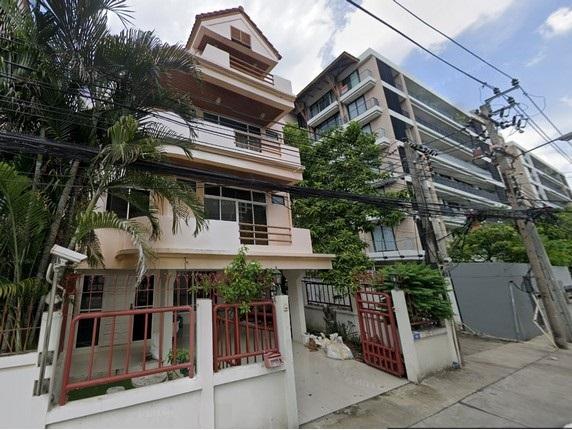 HR2826 ให้เช่าบ้านเดี่ยว 4 ชั้น ย่านพร้อมพงษ์ ซอยสุขุมวิท 31 รีโนเวทใหม่ พื้นที่ใช้สอยประมาณ 400 ตรม. 4 ห้องนอน 5 ห้องน้ำ ตกแต่งพร้อมเฟอร์นิเจอร์ ใกล้ BTS พร้อมพงษ์, Emporium เช่า 100,000 บาท: ติดต่อ : คุณ เอก  :  061-241 4954   &   083-017 9463   : Line Id : eak2325: กดลิ้งค์เพื่อเเอดไลน์ครับ :  https://line.me/ti/p/A6pc3MToug     :  https://line.me/ti/p/OLEY0bJTsV*** ราคาเช่า 100,000 บาท/เดือน (เช่าอยู่อาศัย ประกัน 2 เดือน)*** ราคาเช่า 110,000 บาท/เดือน (เช่าทำธุรกิจ ประกัน 3 เดือน)ที่